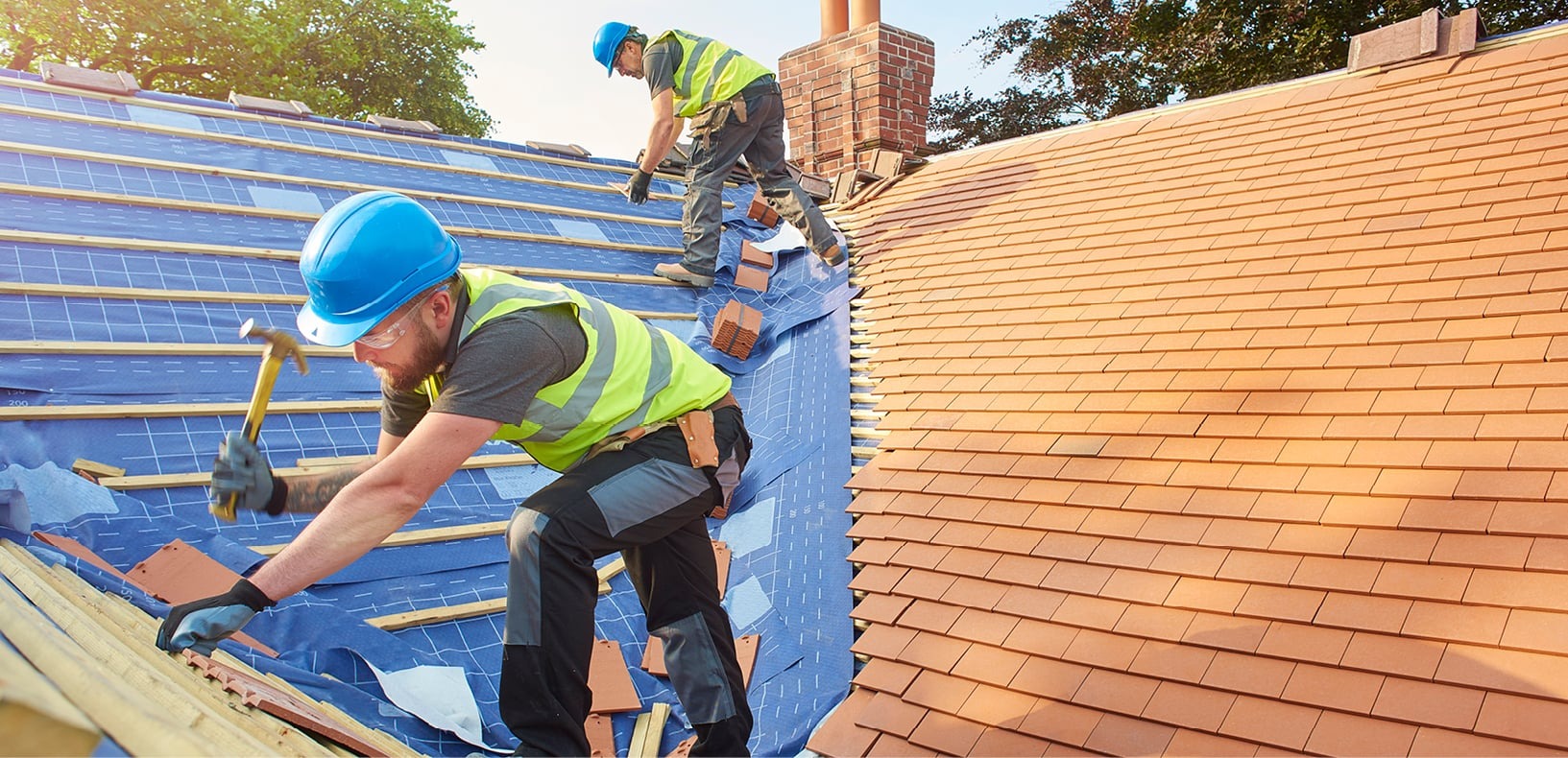 How Skilled roofers Handle Complex Projects